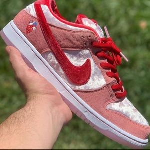 Nike sb dunk x strange love❣️